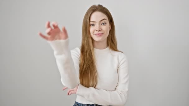 Весела молода жінка в светрі жестикулює відмінний знак ок, випромінюючи позитивізм на білому тлі - Кадри, відео