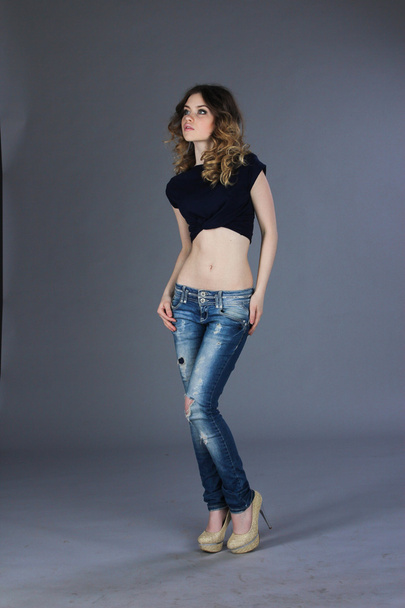 Girl in torn jeans - Foto, afbeelding