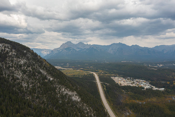 Schöne Luftaufnahme des Trans-Canada Highway bei Banff, Alberta. - Foto, Bild