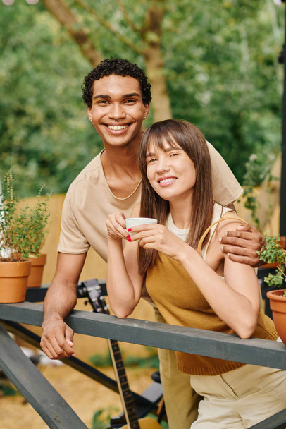 Een man en een vrouw met verschillende etnische achtergronden staan dichtbij en belichamen liefde en saamhorigheid tijdens een romantisch uitje. - Foto, afbeelding