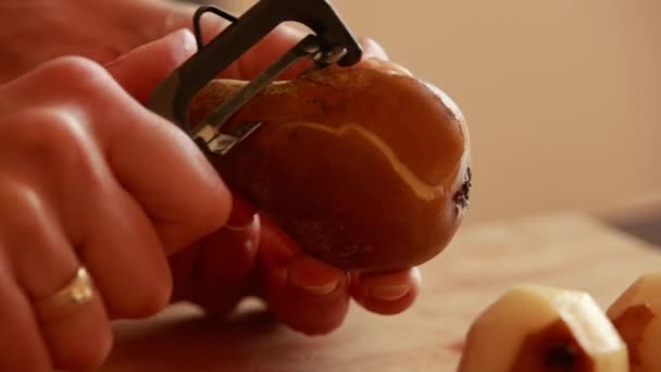vrouw hand peeling peren close-up - Video