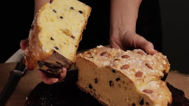COLOMBA Kuchen ist ein traditionelles italienisches Osterdessert. Der Koch bricht den Osterkuchen in zwei Hälften und zeigt das zarte und luftige Gebäck. Frontansicht - Filmmaterial, Video