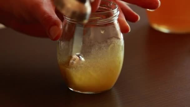manos de mujer haciendo aderezo de ensalada en un frasco de primer plano - Imágenes, Vídeo
