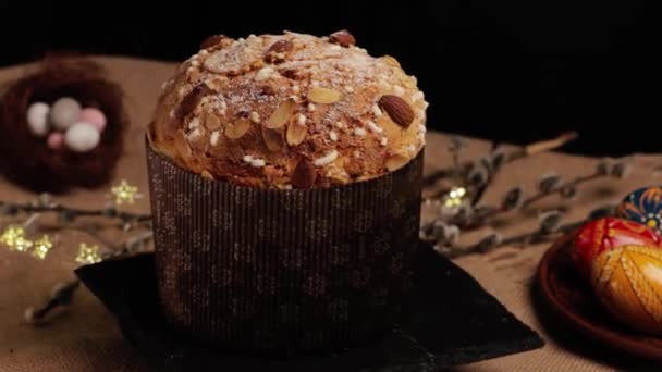 Panettone Kuchen, ein traditionelles italienisches Dessert zu Ostern und Weihnachten, dreht sich um seine Achse. Oster- und Weihnachtsgebäck - Filmmaterial, Video