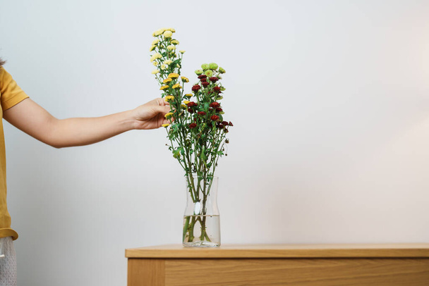 Donna mano organizzare Colorato mazzo di fiori in vaso di muratore su sfondo tavolo. Giorno felice con fiore fresco - Foto, immagini