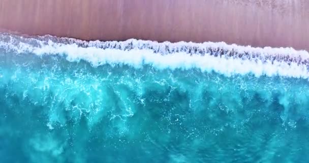 Příroda pláž moře letní pozadí, Vlny zřícení na písčité pobřeží krásný písek příroda pozadí - Záběry, video