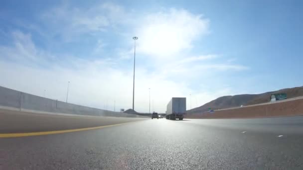 Route 15, Californie, États-Unis-3 décembre 2022-Embarquement pour un voyage routier du Nevada à la Californie, conduite sur l'autoroute 15 pendant la journée offre des vues panoramiques et un voyage passionnant entre les États. - Séquence, vidéo