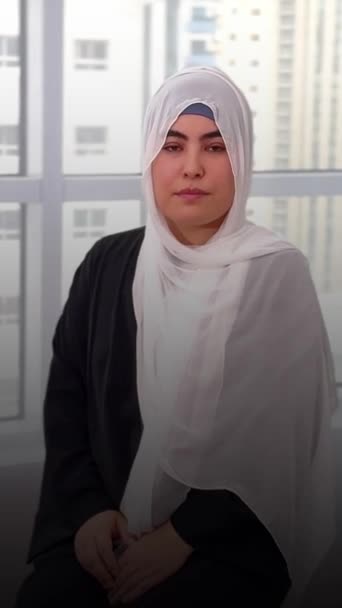 Stüdyoda geleneksel abaya elbisesiyle güzel bir Arap orta doğulu kadın Dubai 'de Arap Müslüman yetişkin kadın portresi, Birleşik Arap Emirlikleri. Yüksek kaliteli FullHD görüntüler - Video, Çekim
