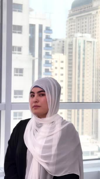 Stüdyoda geleneksel abaya elbisesiyle güzel bir Arap orta doğulu kadın Dubai 'de Arap Müslüman yetişkin kadın portresi, Birleşik Arap Emirlikleri. Yüksek kaliteli FullHD görüntüler - Video, Çekim
