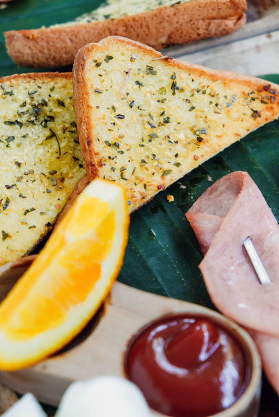 Petit déjeuner avec pain grillé et jambon sur plateau en bois - Photo, image