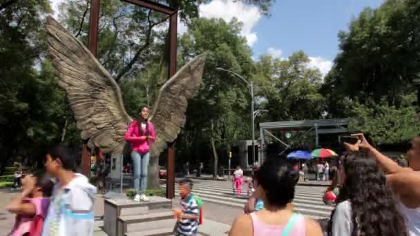 Ciudad de México, México-CIRCA Julio de 2014: Turistas tomando fotos en estructura de alas en la Avenida Reforma
. - Metraje, vídeo