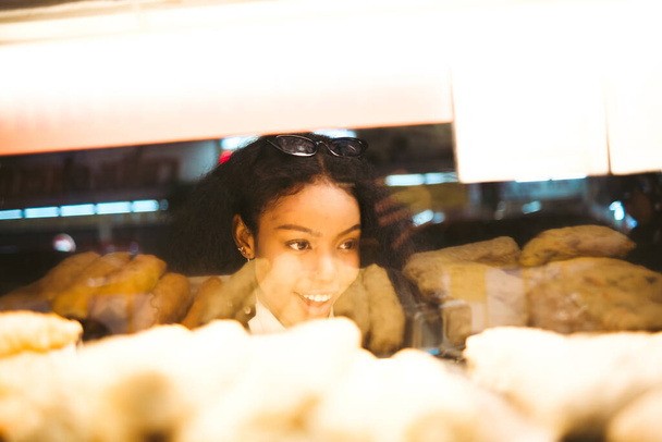Mujer asiática disfrutar de los viajes en el centro de la ciudad y ella tomando una foto y utilizando el móvil en vivo en las redes sociales y degustación de alimentos callejeros. - Foto, Imagen