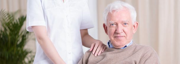 Lachende senior man en verpleegkundige - Foto, afbeelding