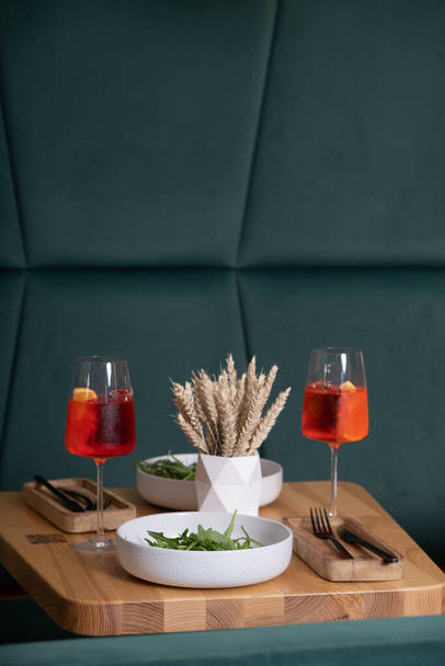 Tisch mit Gerichten und Cocktails in einer Cafeteria für zwei Personen. Dinner oder Date-Konzept. - Foto, Bild