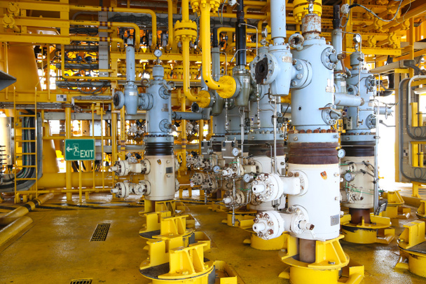 Öl- und Gasförderung auf der Plattform, Kontrolle der Öl- und Bohrinselindustrie, Schwerindustrie im Offshore-Öl- und Gasgeschäft. - Foto, Bild