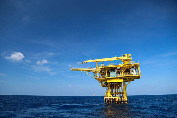 Olie en Rig industrie in offshore, bouw platform voor productie olie en gas in energie bedrijf, zware industrie en hard werken in de zee. - Foto, afbeelding