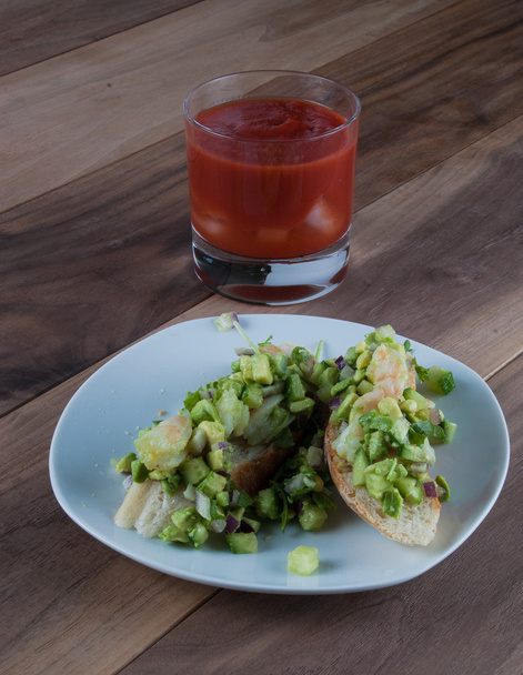 Авокадо, огурец, креветки и салат из рукколы
 - Фото, изображение