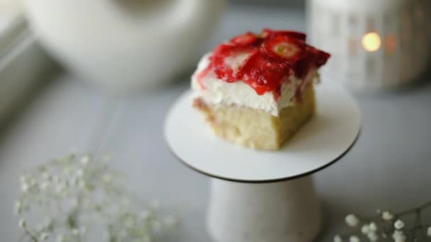 süße Torte mit Erdbeermarmelade auf einem Teller - Filmmaterial, Video