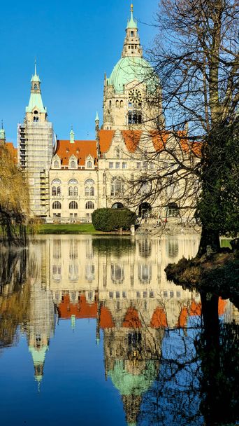 Hannover Maschpark nová radnice s krásným stromovým odrazem ve vodě jezera. Kvalitní fotografie - Fotografie, Obrázek