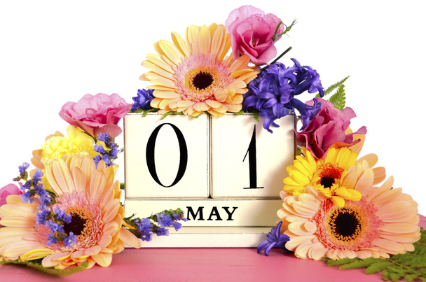 Щасливі травня день календаря з квітами.  - Фото, зображення