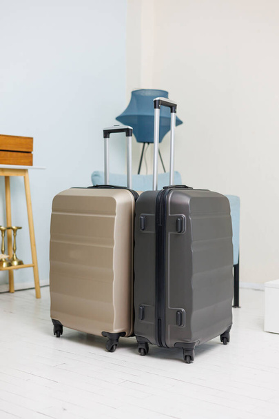Két bőrönd az utazáshoz. Nagy bőröndök. Az idegenforgalom fogalma. - Fotó, kép