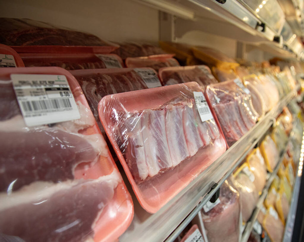 varkensvlees in de marktvitrine - Foto, afbeelding
