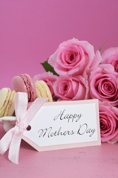 Ροζ τριαντάφυλλα ημέρας ευτυχισμένη μητέρες και Macarons. - Φωτογραφία, εικόνα
