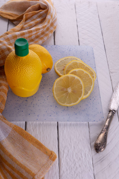 suco de limão cítrico ainda vida em estilo rústico. - Foto, Imagem