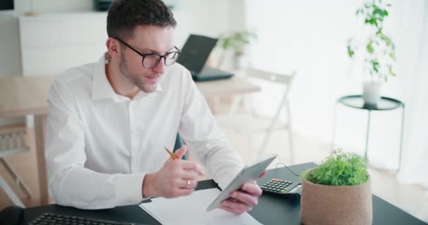 Magabiztos férfi vállalkozó böngészés internet digitális táblagépen, miközben ül az íróasztal a vállalati munkaterület - Felvétel, videó