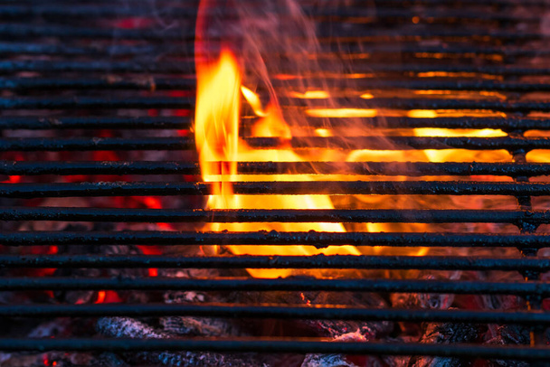 Üres forró faszén grill világos lánggal - Fotó, kép
