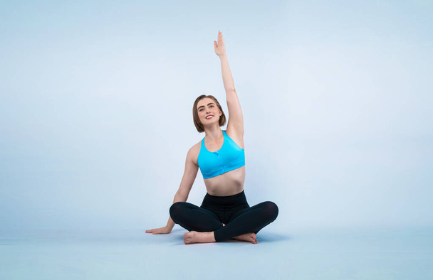 Ganzkörperlange Fröhlichkeit schoss athletische und sportliche Frau, die eine gesunde und meditative Yoga-Trainingshaltung auf isoliertem Hintergrund ausübte. Gesunder aktiver Lebensstil und Körperpflege - Foto, Bild