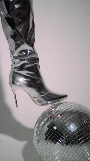 Женщина на высоких каблуках в ночном клубе с диско-мячом. - Кадры, видео