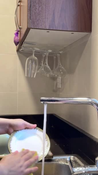 Kobieta myjąca ręce w zlewie. koncepcja higieny i czystości w kuchni. - Materiał filmowy, wideo
