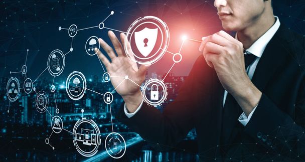 Siber Güvenlik ve Dijital Veri Koruma Konsepti. Simge arayüzü çevrimiçi veri erişim savunması için güvenli güvenlik duvarı teknolojisi gösteriyor. Hackerlara, virüse ve güvensiz bilgilere karşı. uds - Fotoğraf, Görsel