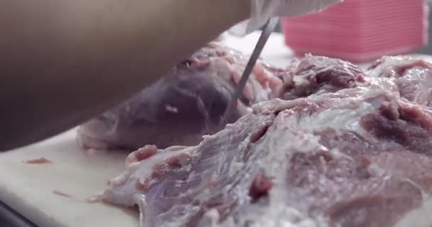 肉屋の店内で豚肉をスライスする - 映像、動画