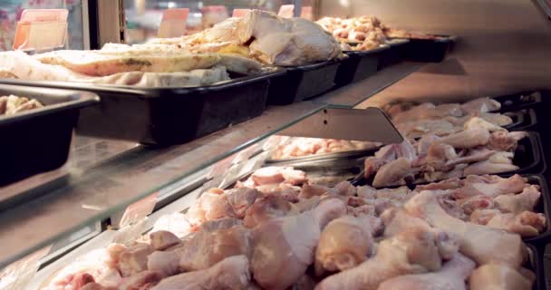 csirke hús a piacon kirakat - Felvétel, videó