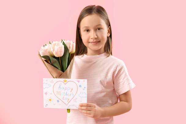 Meisje met wenskaart voor Moederdag en tulpen op roze achtergrond - Foto, afbeelding
