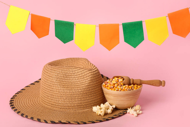 Куля з кукурудзою, солом'яним капелюхом і прапорами на рожевому тлі. Festa Junina (Червневий фестиваль) - Фото, зображення