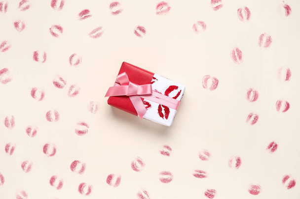 Caja de regalo con marcas de beso de lápiz labial sobre fondo amarillo. Celebración de San Valentín - Foto, imagen