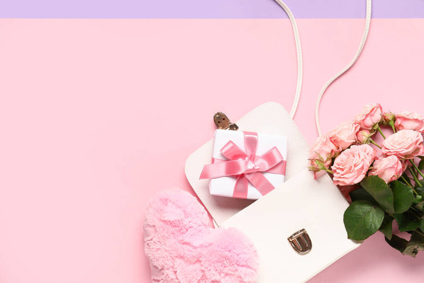 Monedero con caja de ajuste, corazón y ramo de rosas sobre fondo rosa. Celebración de San Valentín - Foto, Imagen
