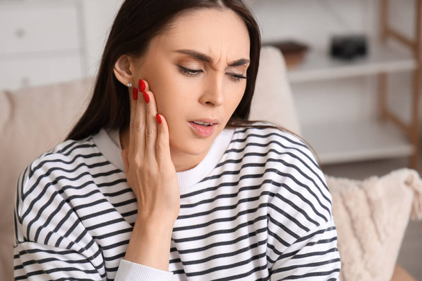 Mladá žena trpící bolestí zubů doma, detailní záběr - Fotografie, Obrázek