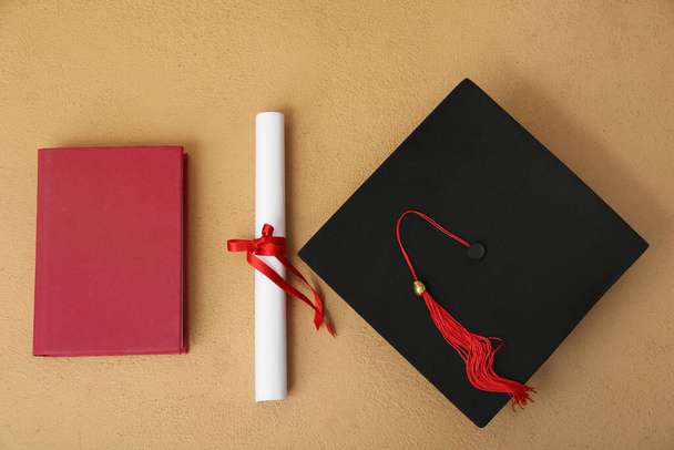 Mortaio con diploma e libro su sfondo marrone - Foto, immagini