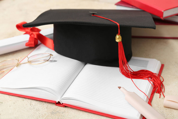 Placa de argamassa com diploma e cadernos em fundo bege - Foto, Imagem