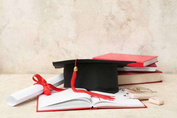 Mortaio con diploma, occhiali e quaderni su sfondo beige - Foto, immagini