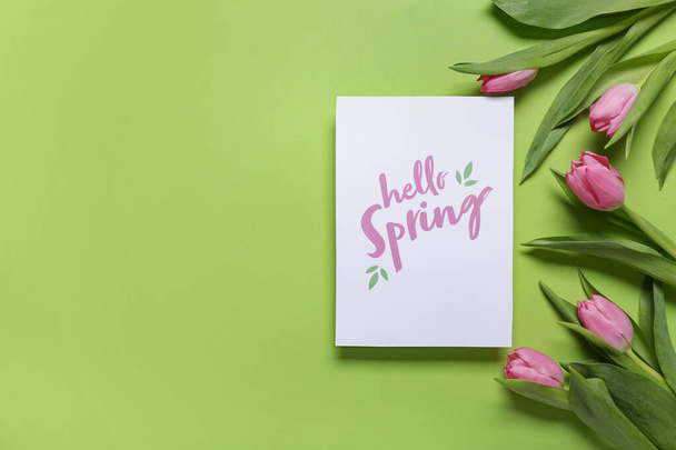 Üdvözlőlap szöveggel HELLO SPRING és gyönyörű rózsaszín tulipán zöld háttér - Fotó, kép