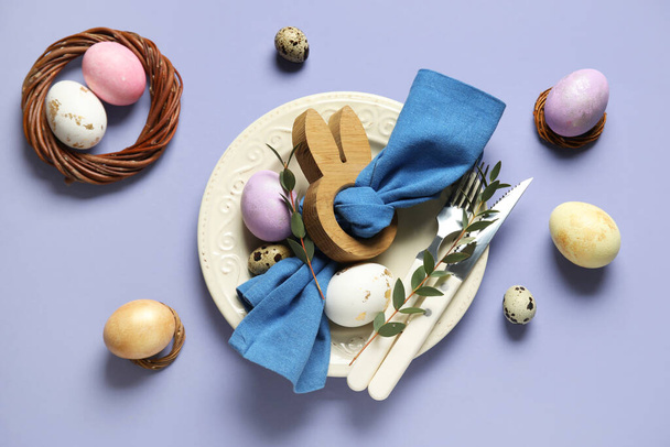 Gyönyörű asztal beállítás húsvéti tojás orgona háttér - Fotó, kép