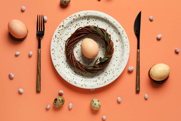 Turuncu arka planda Paskalya yumurtaları olan güzel bir masa. - Fotoğraf, Görsel
