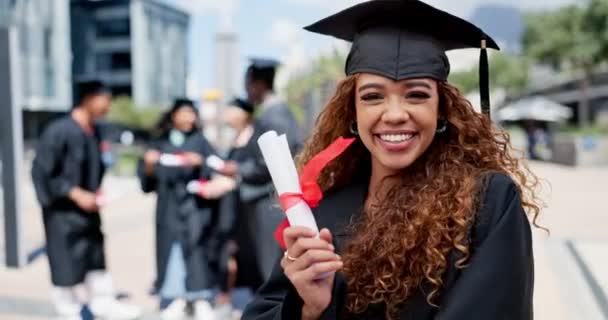 Arc, iskola és diplomaosztó fekete nővel az egyetem egyetemén. Portré, oktatás és siker boldog fiatal diák nevetve ünneplés tanúsítvány ünnepségen. - Felvétel, videó