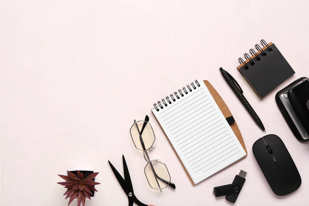 Bril, pen, notebook en computermuis op witte achtergrond - Foto, afbeelding