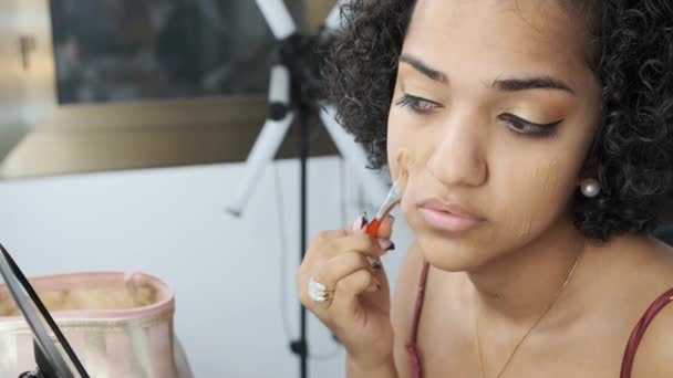 Video al rallentatore di una donna transessuale che si trucca la pelle con un pennello - Filmati, video